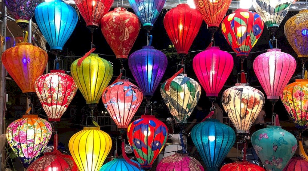 Colorful and dazzling lanterns light up Son Tra Night Market that fills the night with warmth and vibrancy